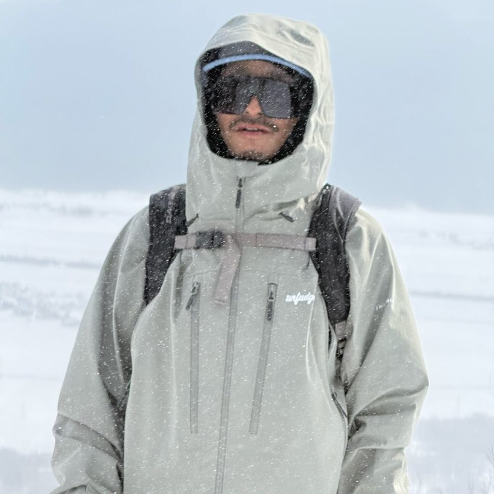 遠藤夏樹穿著淺色雪衣與雪鏡的照片